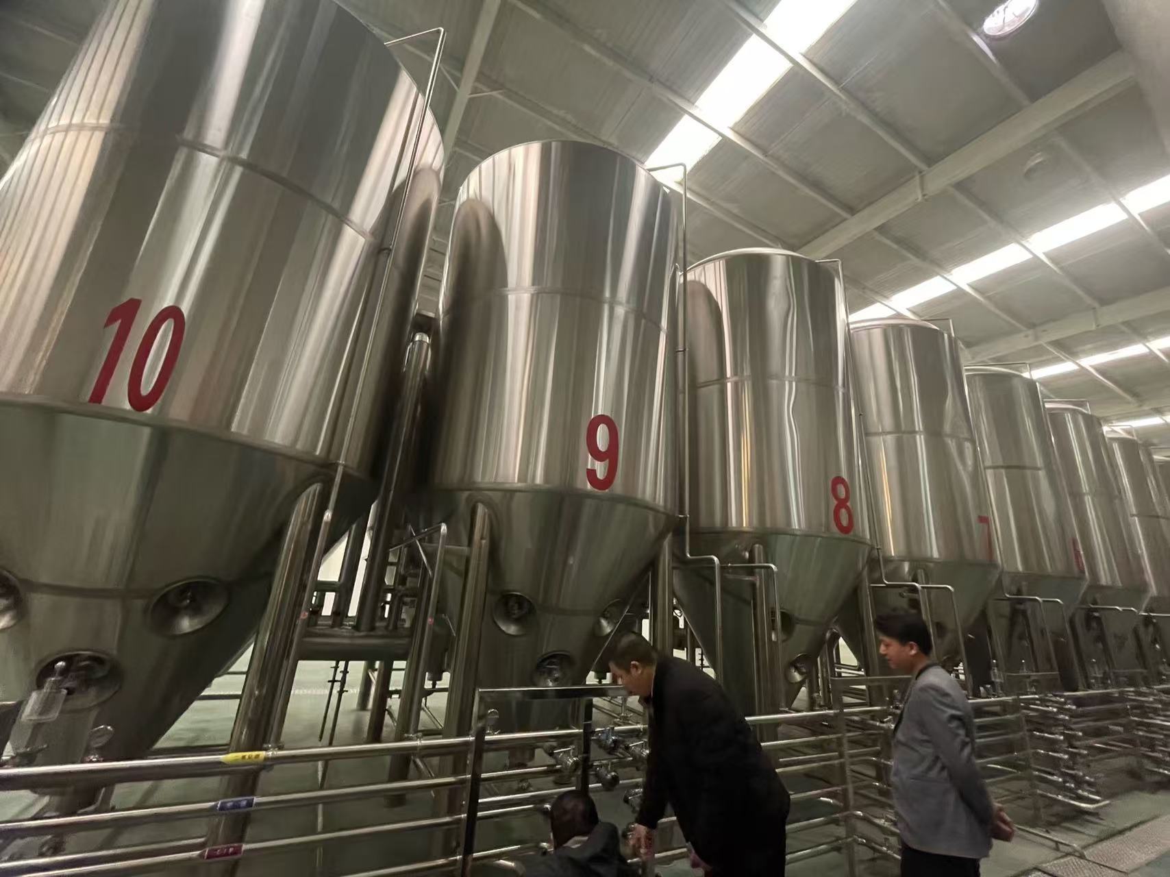 霞山精酿啤酒设备厂—平面布置、设备设计、制造、调试、培训等一条龙服务